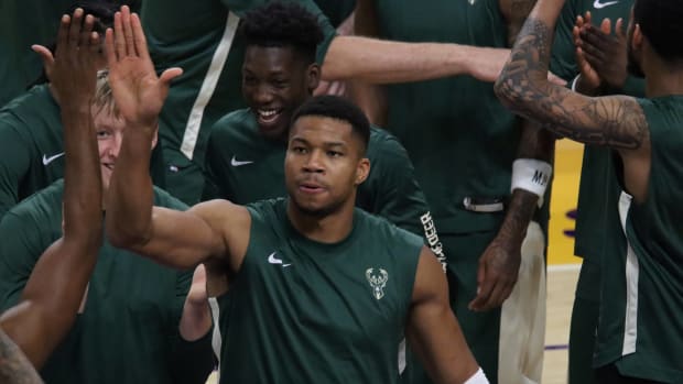 Giannis Antetokounmpo dando un high five